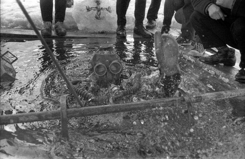 1967 г.  Водолаз с кинобоксом. Подлёдные спуски. Сенная Курья, Томск.