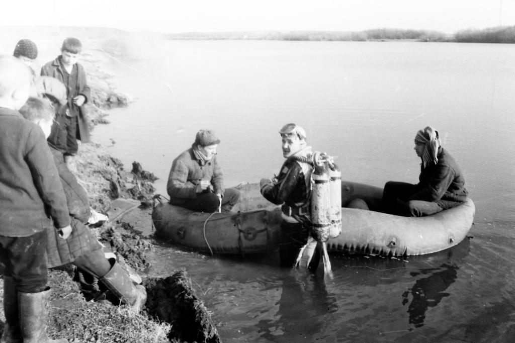 1968 г.  В.Гочаков – на носу лодки, в воде, на берегу – зрители. Тренировка экспедиционников. Сенная курья, Томск.