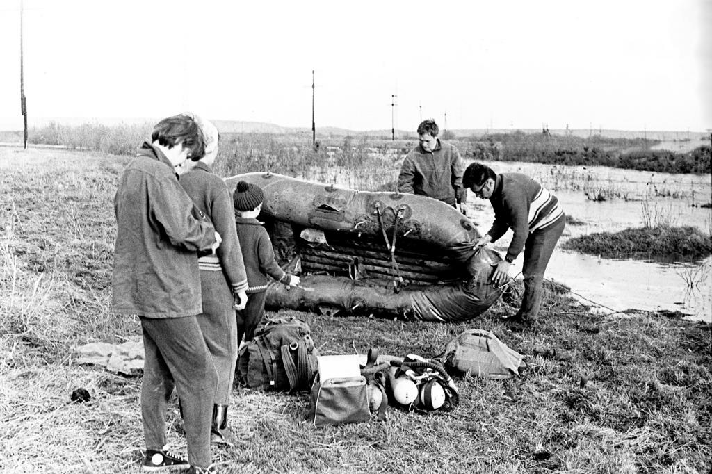 1969 г.  В.Дятлов готовит лодку. Наводнение. Тренировка экспедиционников. р.Томь, Боярские озёра, Томск.