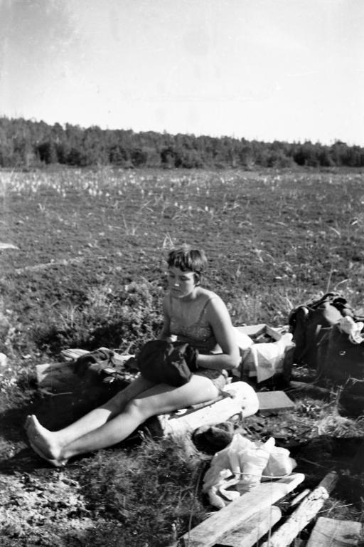 1970 г.  Т.Зомберг готовит фототехнику. Экспедиция «Нордкап». Баренцево море.