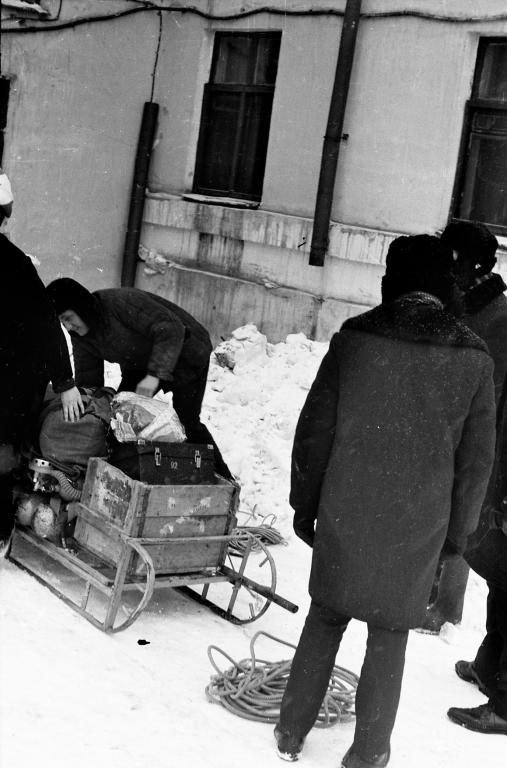 1970 г.  Ю.Кутергин и В.Морозов собирают транспорт на подлёдные спуски. Ленина 49, Томск.