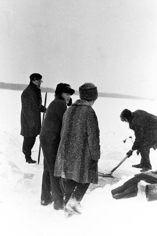 1970 г.  В.Морозов, А.Дворецкий готовят майну. Сенная курья, Томск.