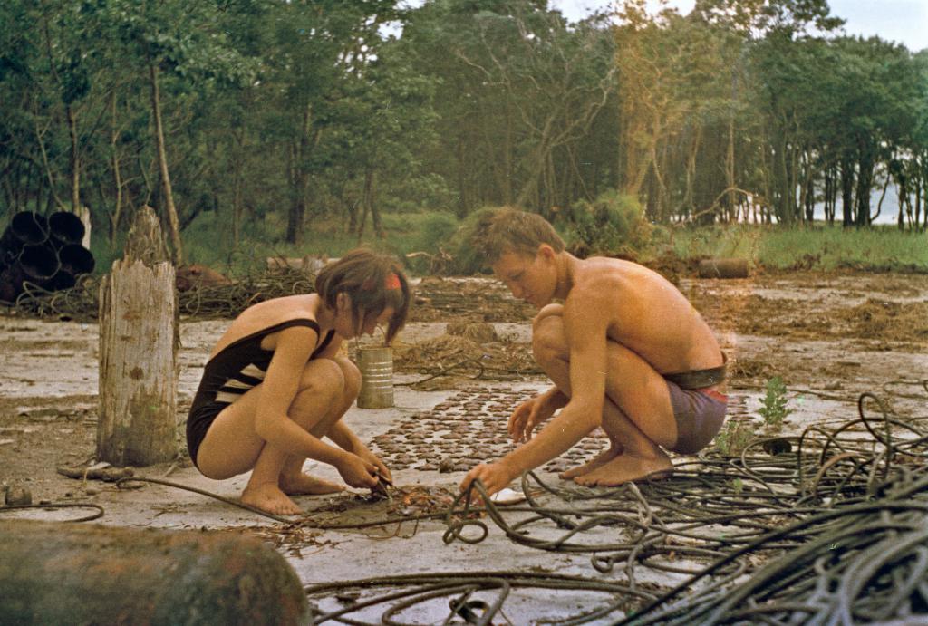 1970 г.  Г.Замалетдинова и И.Аксиненко. Экспедиция «Голубая манта». Остров Попова, Японское море.