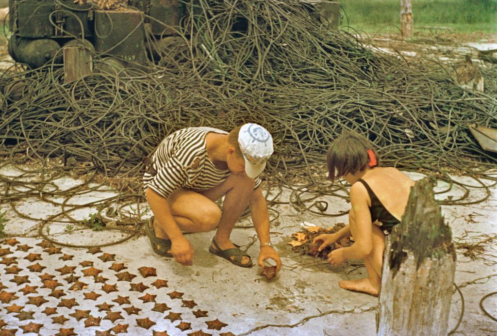 1970 г.  А.Белик и Г.Замалетдинова. Экспедиция «Голубая манта». Остров Попова, Японское море.