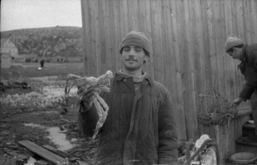 1971 г.  В.Диамант с крабом. Экспедиция на Баренцево море.