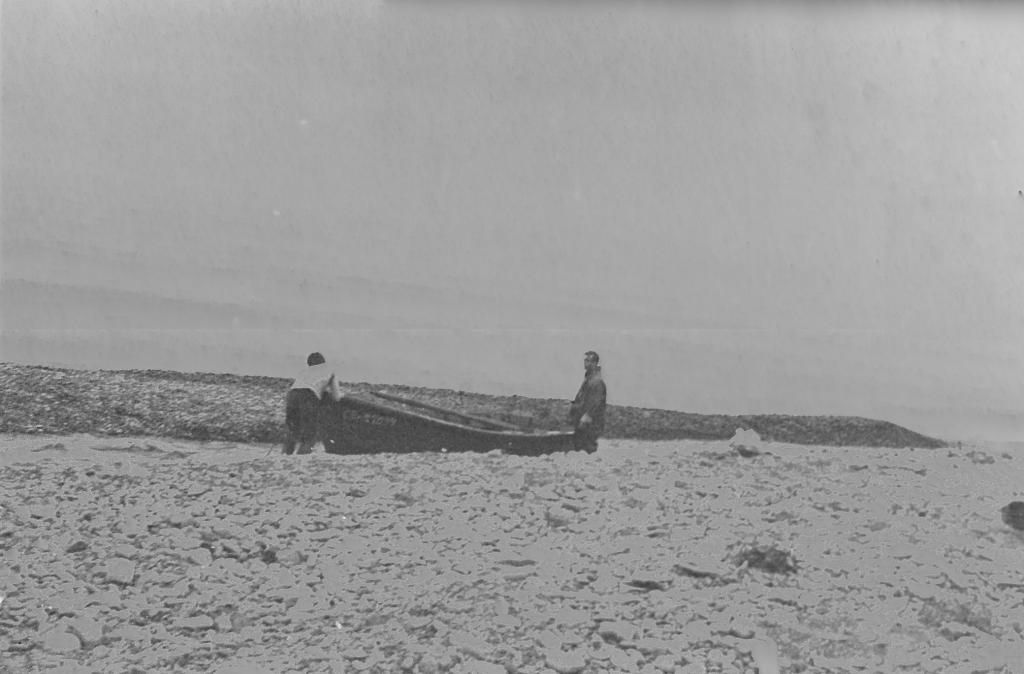 В.Сусляев, лодка и Ю.Туров. Японское море, пос.Светлая, б.Баклан.