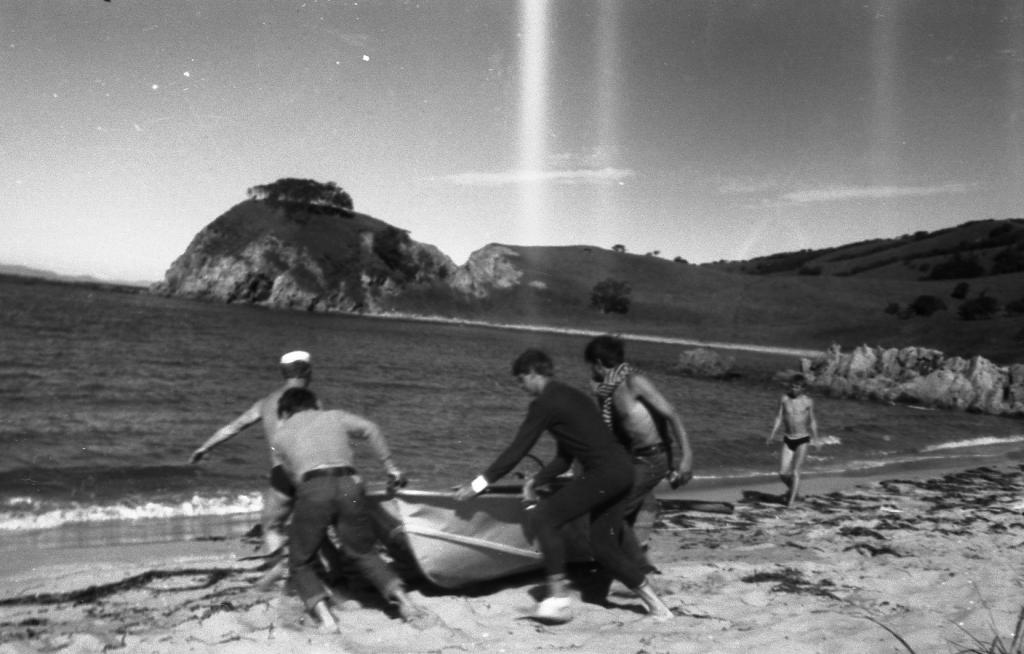 1971 г.  Спуск судна на воду. Экспедиция на Японское море. Бухта Песчаная, пос.Андреевка, Хасанский район, Приморский край.