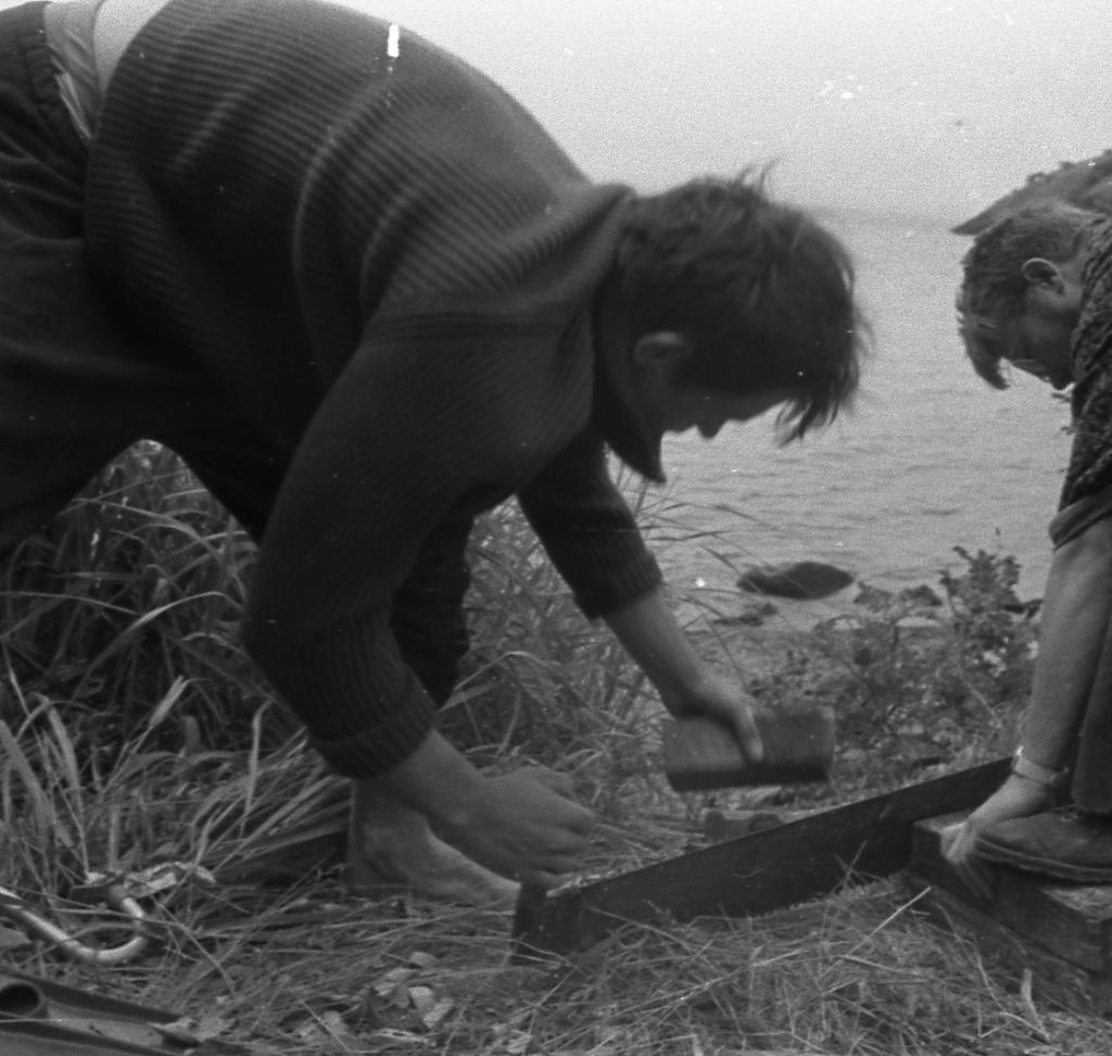 1971 г.  В.Сусляев готовит дрова для костра. Экспедиция на Японское море. Бухта Песчаная, пос.Андреевка,  Хасанский район, Приморский край.