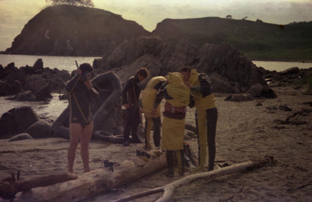 1972 г.  Подготовка к спускам. Экспедиция «Акватика-72» на Японское море. Бухта Песчаная, пос.Андреевка, Хасанский р-н, Приморский край.