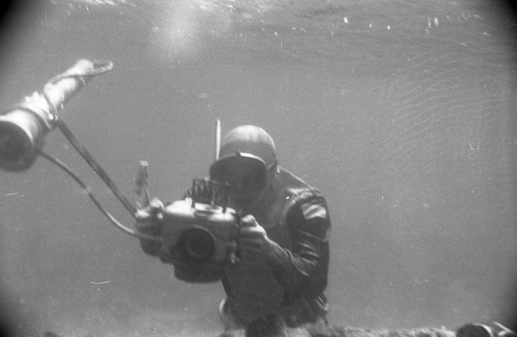 1972 г.  Фотограф под водой. Экспедиция «Монерон». Японское море, Советская Гавань, остров Монерон.