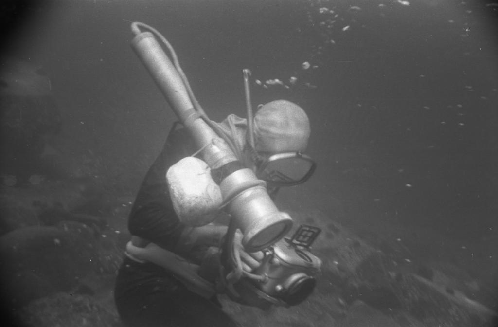 1972 г.  Фотограф под водой. Экспедиция «Монерон». Японское море, Советская Гавань, остров Монерон.