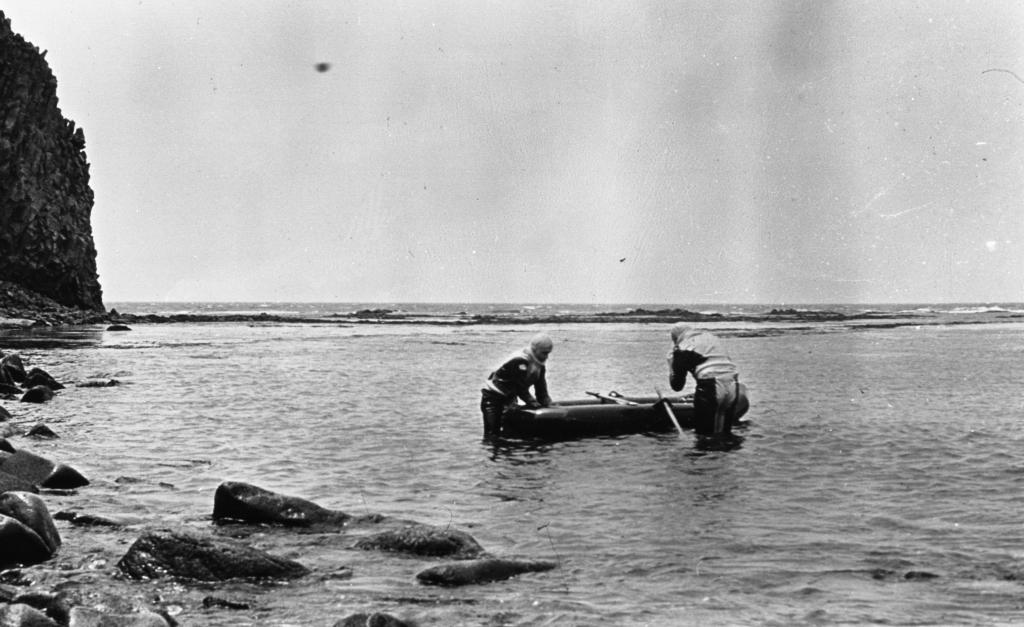 Лодка в воде. Экспедиция КЭТ-73. Острова Японского моря.