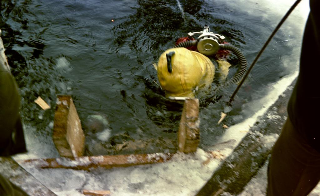 Водолаз в воде. Фотографирование трещины нефтяного дюкера на глубине 6 м. Р.Обь, Томская область.