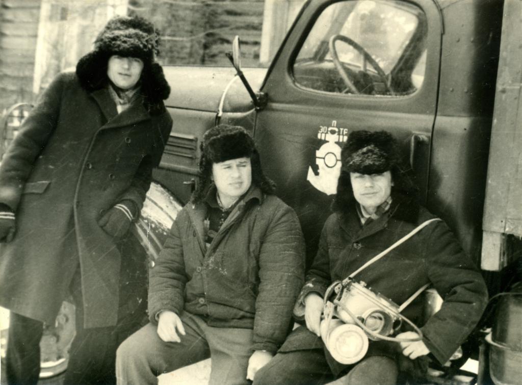 В.Сусляев, водолаз из киевского отряда, В.Гочаков. Фотографирование трещины нефтяного дюкера на глубине 6 м. Р.Обь, Томская область.