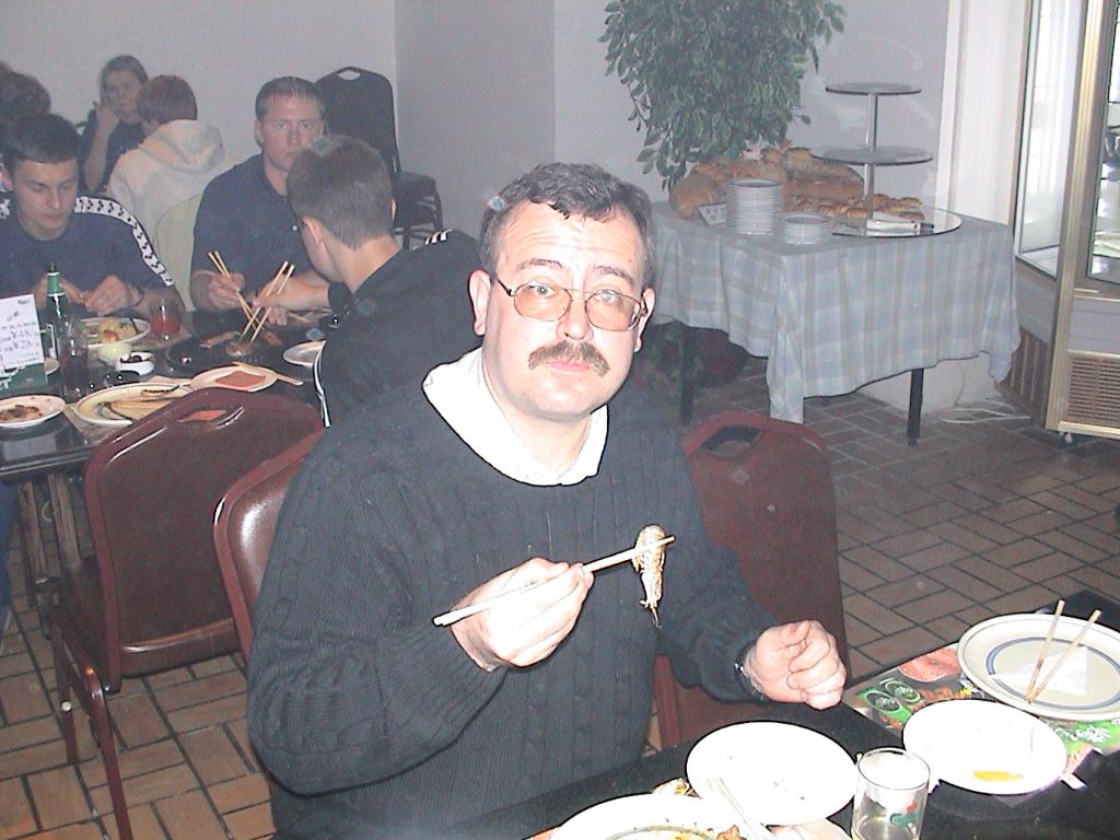 01-18  2001 г.  М.Максимов и П.В.Тимченко ловко управляются китайскими палочками. Международные соревнования. Гуанджоу, КНР..JPG