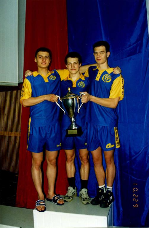 01-21  2001 г.  С.Найбороденко, М.Черченко, А.Михайлов с кубком чемпионата России, завоёванным командой Томской области. Пикалёво.