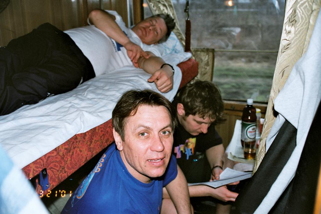 01-30  2001 г.  В вагоне поезда  Москва - Дебрецен. С.А.Гранкин и корреспонденты ТВ-2 А.Усов и Ю.Рылов.
