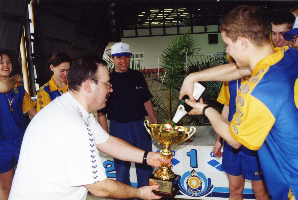 01-58  2001 г.  Тренер П.В.Тимченко, тренер С.А.Гранкин с кубком. VII клубный чемпионат Европы (Кубок  CMAS). Хайдусобосло, Венгрия.