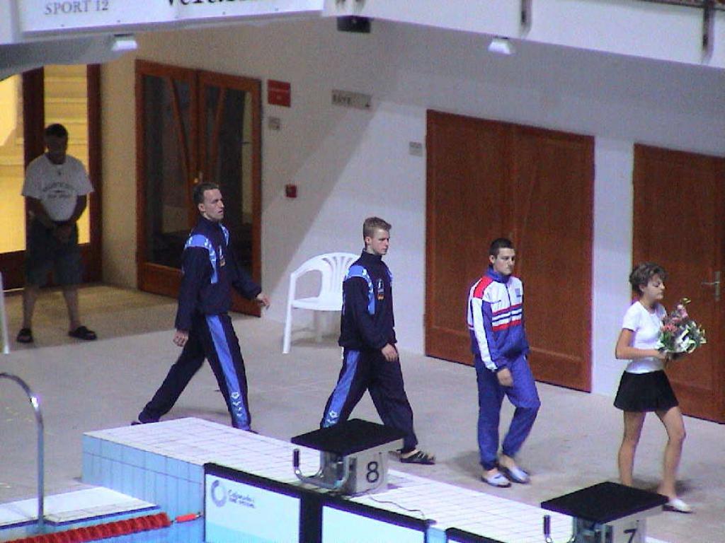 01-82  2001 г.  М.Черченко направляется к месту награждения. XIX чемпионат Европы по плаванию в ластах. Эгер, Венгрия.