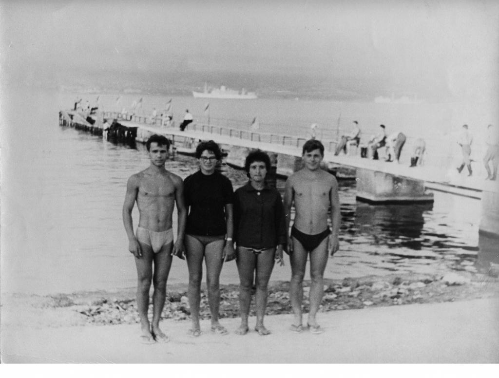 61-40  1961 г.  В.Жданов, Г.Юдакова,  Г.Колтукова, В.Титов. II чемпионат РСФСР по  подводному спорту. Новороссийск.