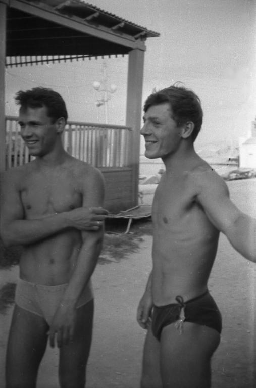 61-43  1961 г.  В.Жданов и В.Титов на территории причала морского клуба, где проводились соревнования. Чемпионат РСФСР. Новороссийск.