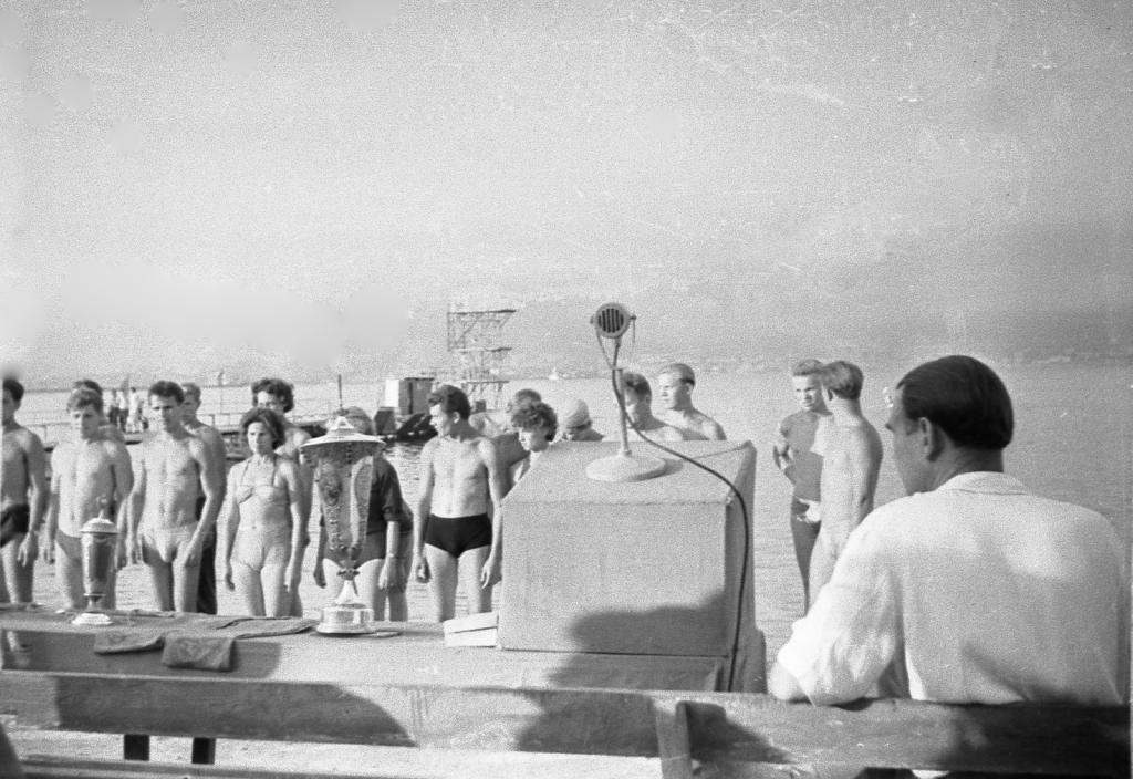 61-47  1961 г.  Награждение участников соревнований. Слева В.Титов и В.Жданов. Чемпионат РСФСР. Новороссийск.
