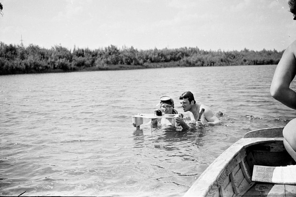 61-5    1961 г.  И.Фадеев помогает взять курс Г.Юдаковой. Соревнования на Сенной курье. Томск.