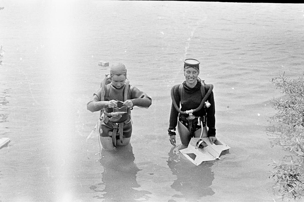 62-22  1962 г.  Г.Колтукова и О.Никульчикова с нашей первой панелькой. Тренировка на Сенной курье. Томск.