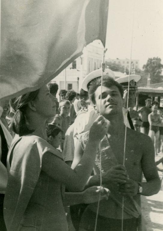 62-53  1962 г.  У флага соревнований С.Руденко (Ростов) и В.Жданов. III чемпионат РСФСР. Новороссийск.