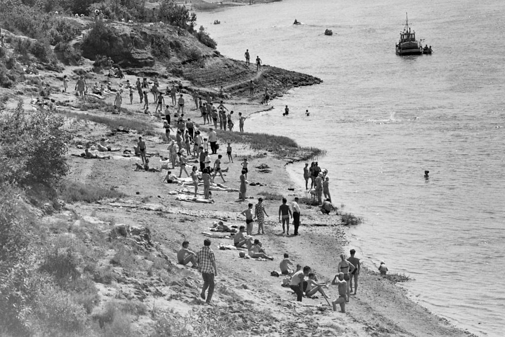 62-6    1962 г.  Берег Томи у Лагерного сада, место, где уже в начале мая, не дождавшись, пока пройдёт лёд, мы испытывали своё снаряжение. Томск.