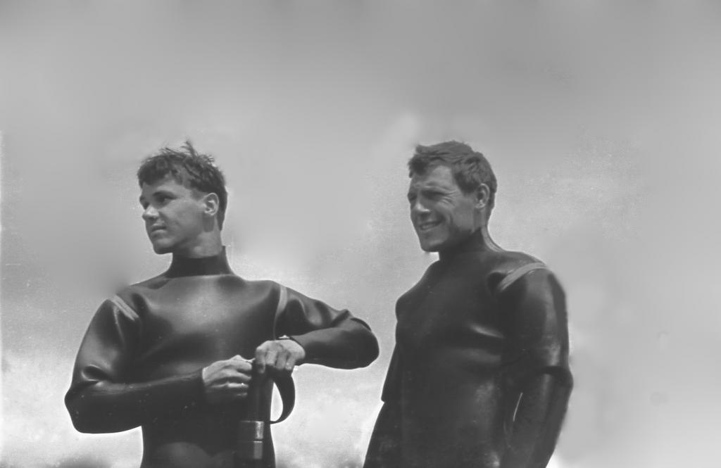 63-39  1963 г.  В.Жданов и В.Титов. Зональные соревнования по подводному многоборью. Водохранилище у коммунального моста, Новосибирск.