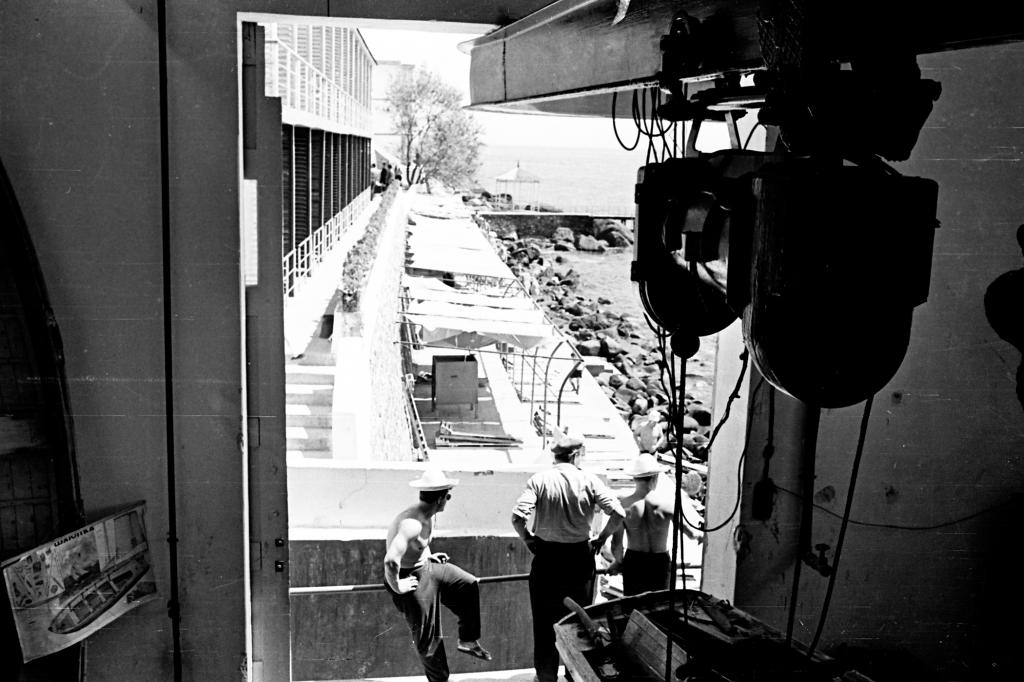 64-32  1964 г.  Эллинг для катеров и лодок. Тренировочный сбор сборной РСФСР. ЦМК ПС (Центральный морской клуб подводного спорта). Алушта.