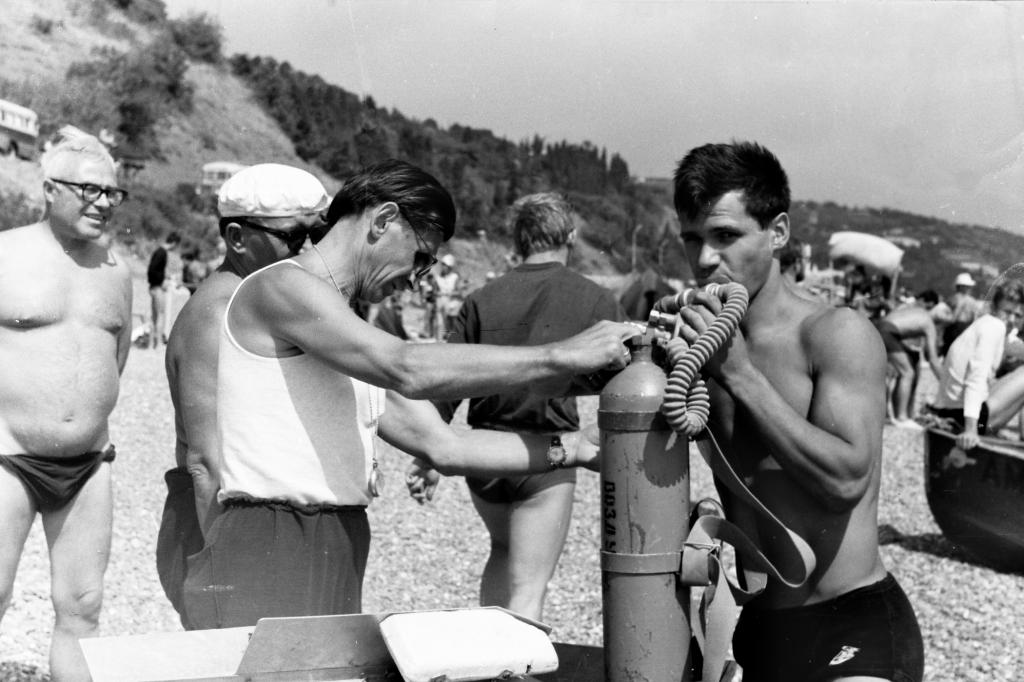 64-51  1964 г.  В.Жданов предъявляет снаряжение в техническую комиссию соревнований. Чемпионат СССР. Рабочий уголок, Алушта.