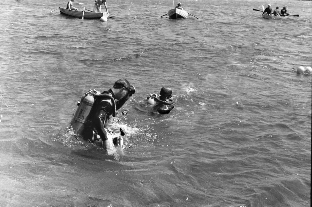 64-57  1964 г.  В.Жданов и В.Титов поднимаются из воды после выполнения командного упражнения. Чемпионат СССР. Рабочий уголок, Алушта.