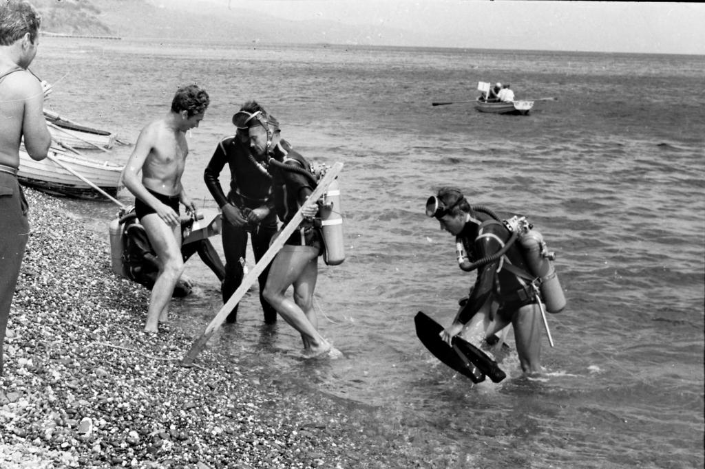 64-63  1964 г.  Ю.Наумчев (ЦВСК ВМФ) встречает сборную Москвы на финише. Чемпионат СССР.  Рабочий уголок, Алушта.