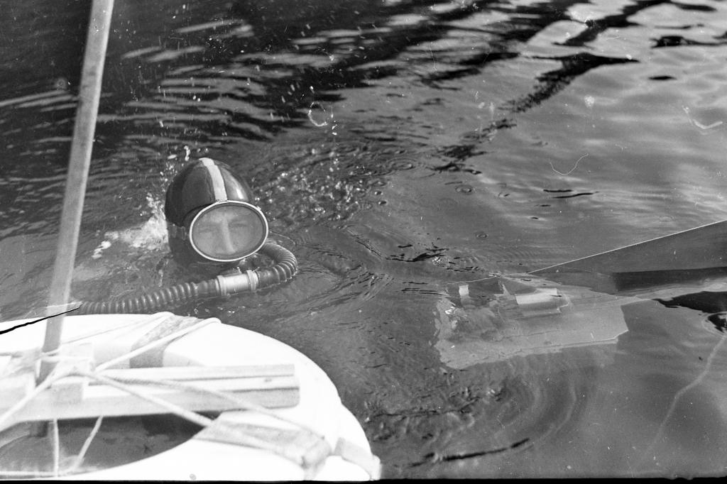 65-29  1965 г.  Н.Юрга на старте заплыва с аквалангом. Зональные соревнования по подводному спорту. Посёлок Самусь, Томская область.