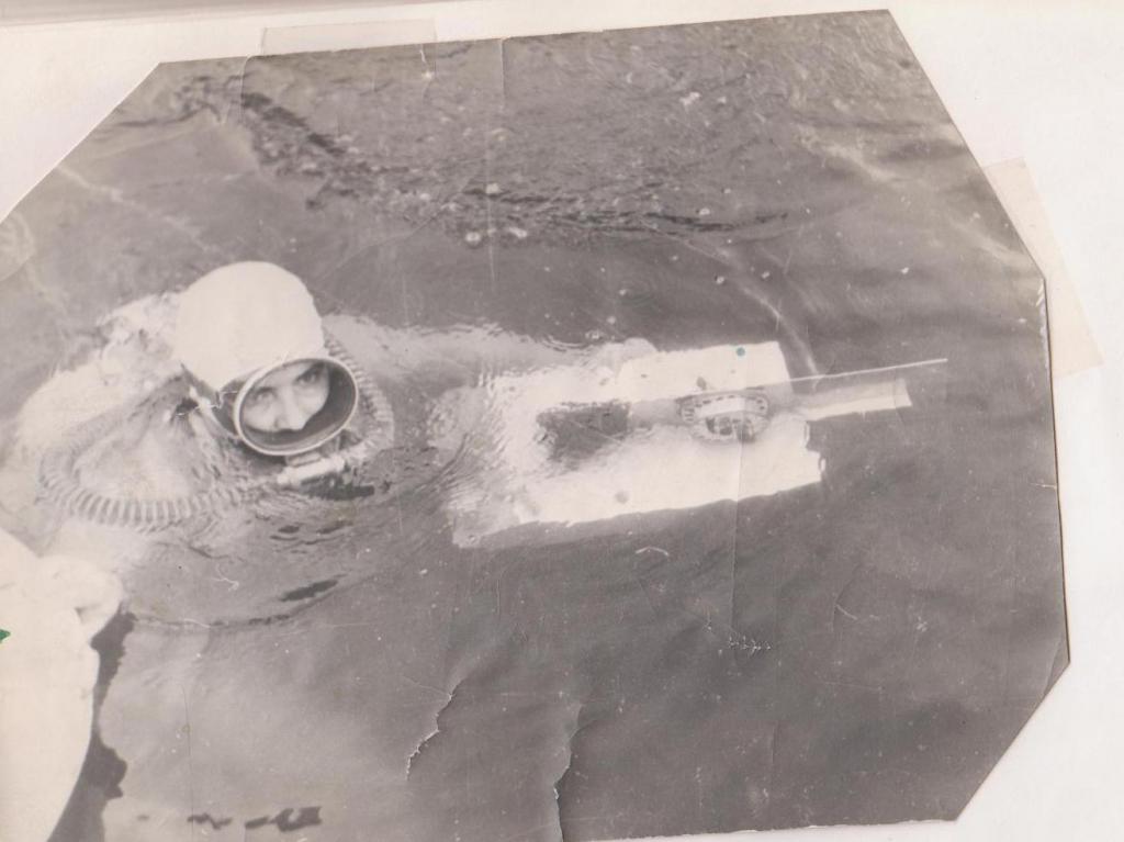 65-30  1965 г.  Н.Юкова на старте заплыва с аквалангом. Зональные соревнования по подводному спорту. Посёлок Самусь, Томская область.