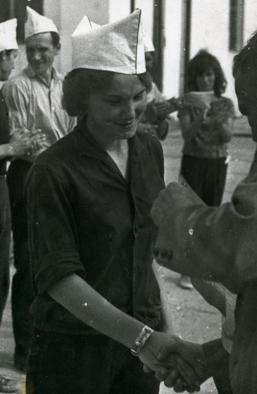 65-33  1965 г.  В.Рубиной вручают грамоту. Зональные соревнования по подводному спорту. Посёлок Самусь, Томская область.