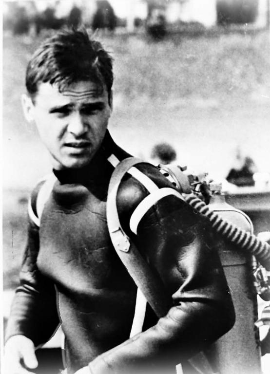 65-44  1965 г.  В.Жданов готовится к заплыву. Чемпионат РСФСР по подводному спорту. Чемпионат РСФСР по подводному спорту. Новороссийск.