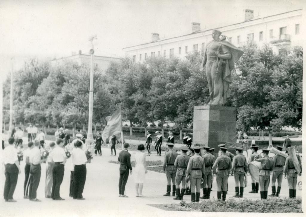 65-47  1965 г.  Закрытие соревнований на набережной, у памятника десанту на Малой земле. Чемпионат РСФСР. Новороссийск.