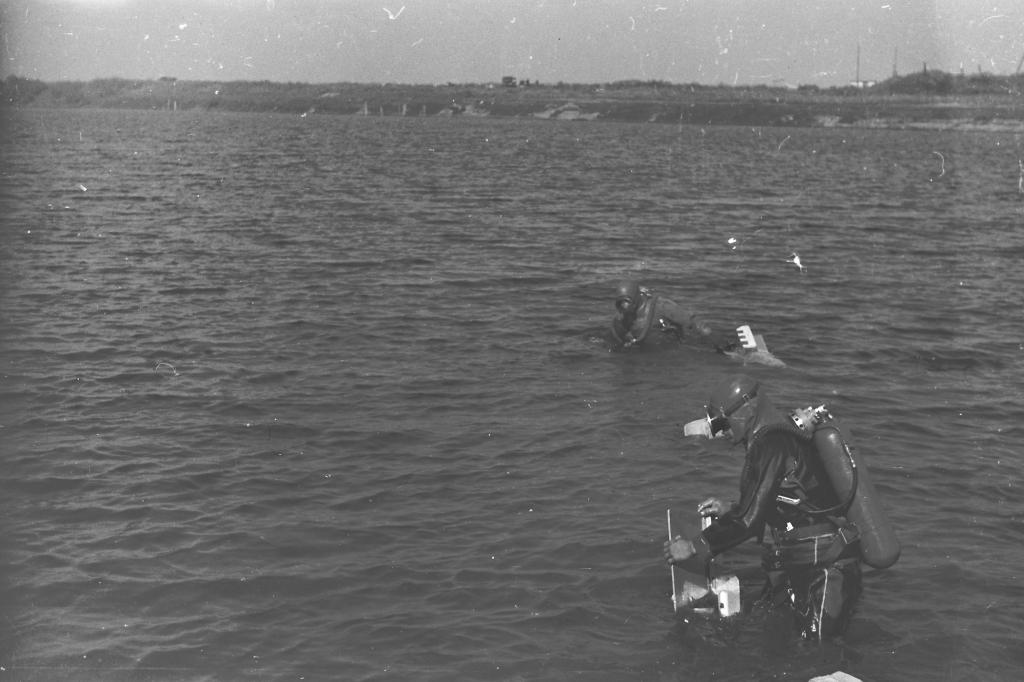 66-6    1966 г.  Спортсмены в воде. Обучение подводному ориентированию. Сенная Курья, Томск.