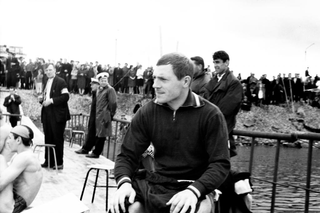 67-58  1967 г.  В.Титов готовится к заплыву на 1000 м в бассейне. Зональные  Зональные соревнования по подводному спорту. г.Белово.