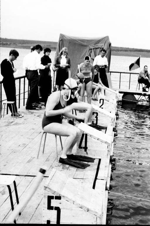 67-59  1967 г.  Готовятся к старту девушки. Зональные соревнования по подводному спорту. г.Белово.