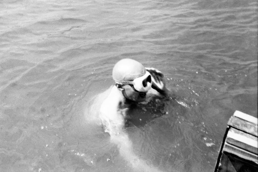 67-68  1967 г.  Спортсмен из Новосибирска после финиша. Прообраз обтекаемой маски. Зональные соревнования по подводному спорту. г.Белово.