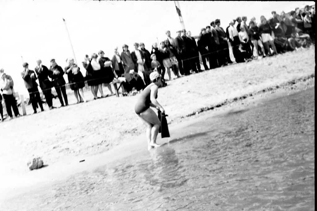 67-72  1967 г.  Зрители и спортсменка. Зональные соревнования по подводному спорту. г.Белово.
