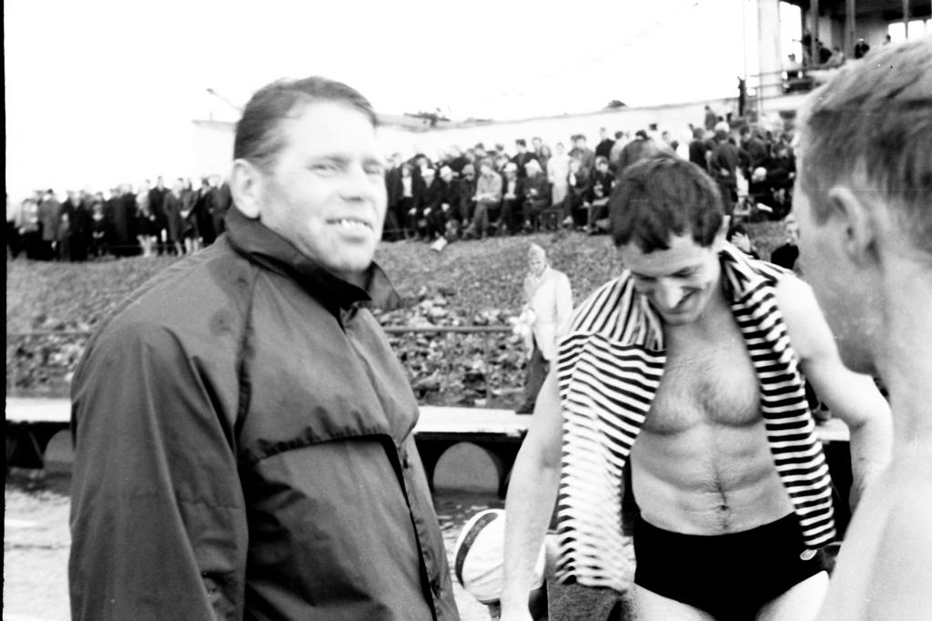 67-73  1967 г.  Представитель Москвы, тренер сборной СССР В.И.Хохлов и Н.Юрга. Зональные соревнования по подводному спорту. г.Белово.
