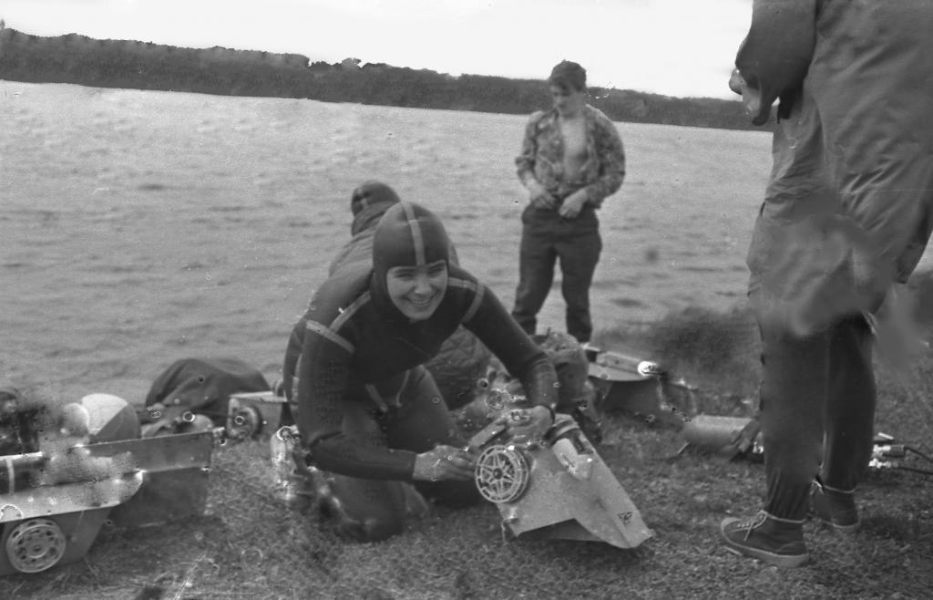 68-24  1968 г.  Н.Юркова готовится к старту. Первенство Томской области по подводному многоборью. Сенная Курья, Томск.