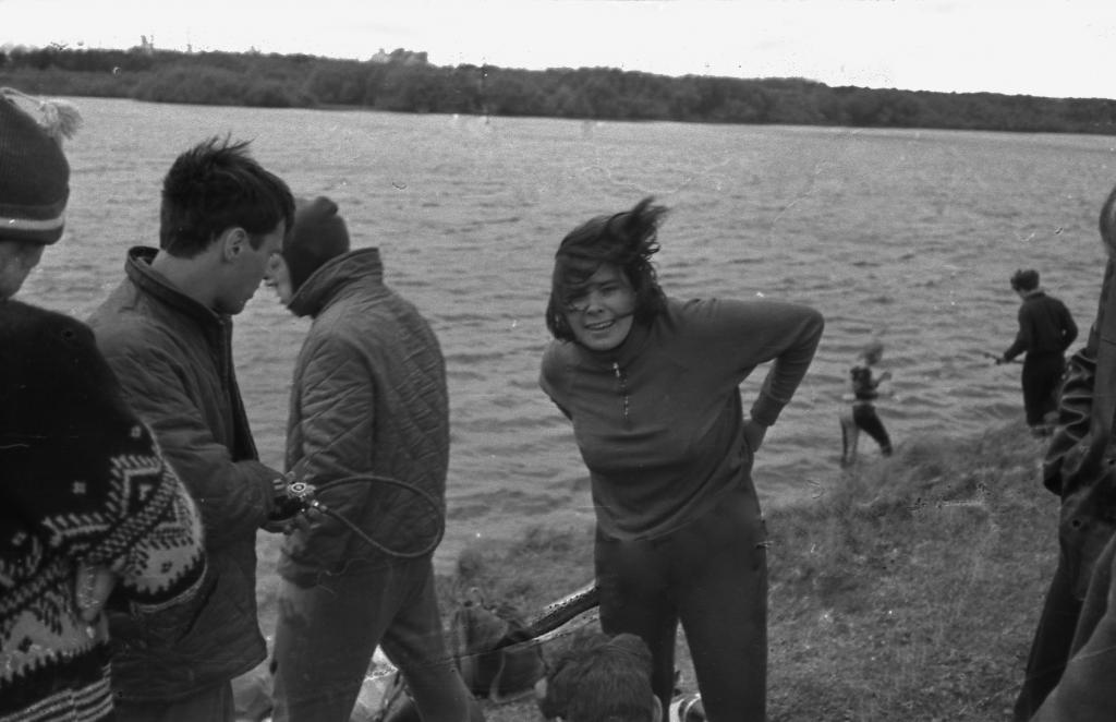 68-25  1968 г.  Н.Юркова готовится к старту. Первенство Томской области по подводному многоборью. Сенная Курья, Томск.