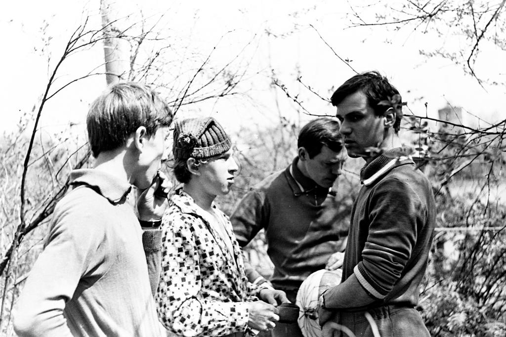 69-21  1969 г.  А.Шумков, В.Петлин, В.Титов, В.Жданов. Открытие сезона по подводному ориентированию. Белое озеро, Томск.