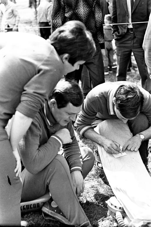 69-24  1969 г.  И.Баженова, В.Титов, В.Жданов. Расчёт курсов. Открытие сезона по подводному ориентированию. Белое озеро, Томск.